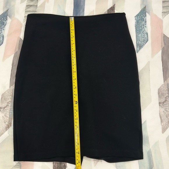 Stretchy black skirt - Picture 5 of 7